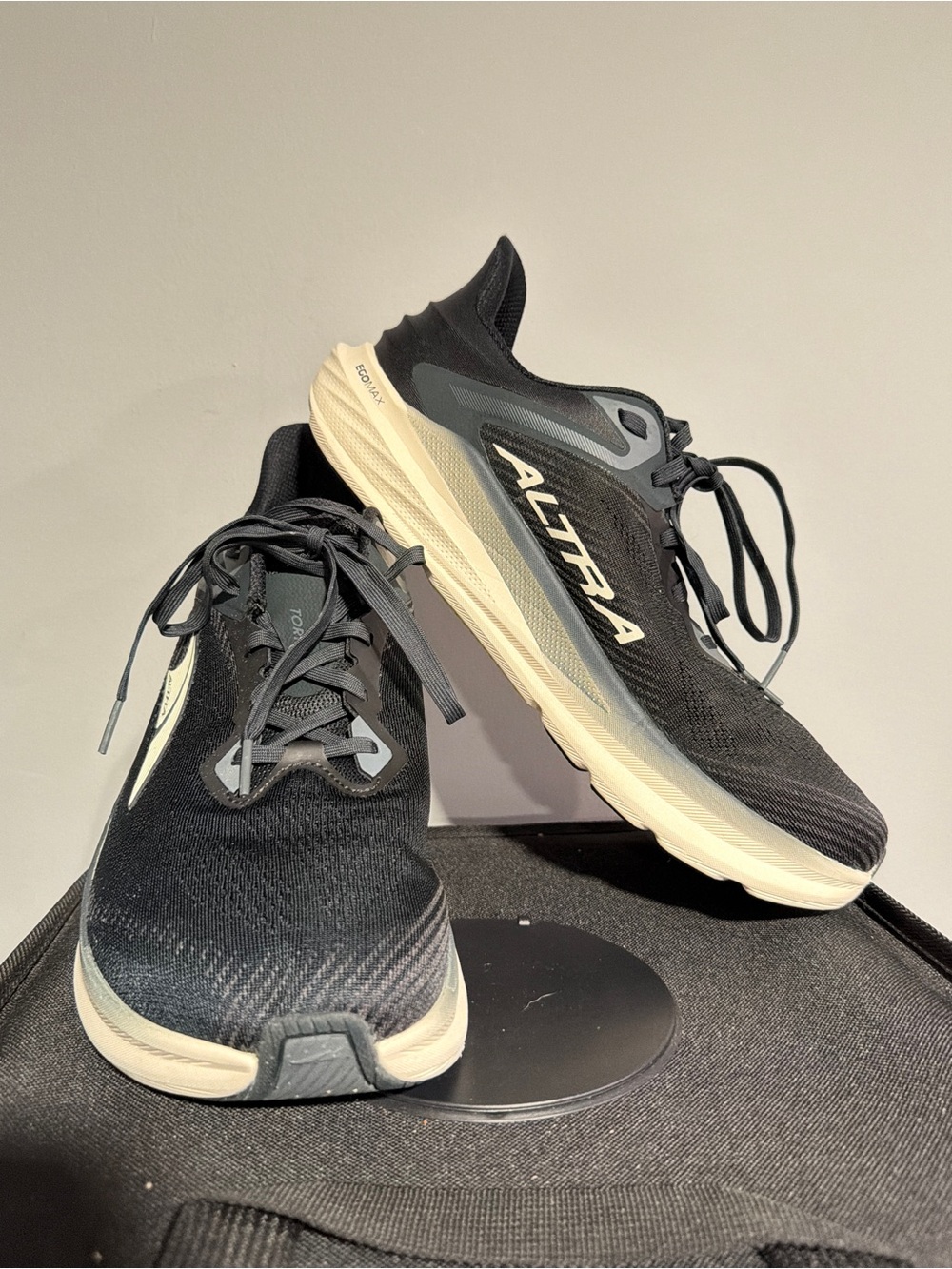 Worn 3 times, Men's Size‎ 10.5 ALTRA Torin 8 Running Sneaker!